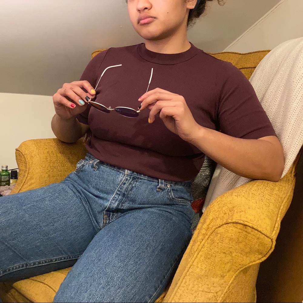 BURGUNDY RIBBED MOCKNECK TSHIRT